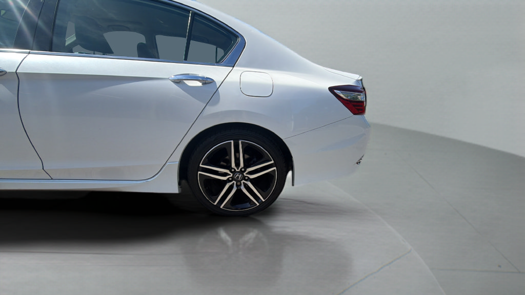 Used 2017 Honda Accord Touring image 38