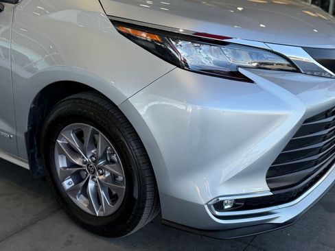 Certified 2021 Toyota Sienna XLE FWD image 9