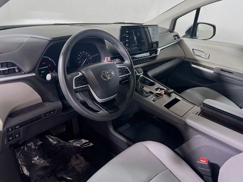 Certified 2024 Toyota Sienna XLE FWD image 9