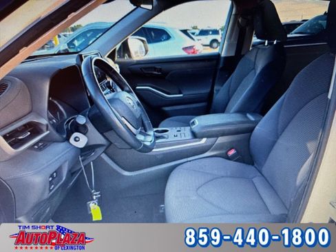 Used 2025 Toyota Highlander LE AWD/4WD image 8