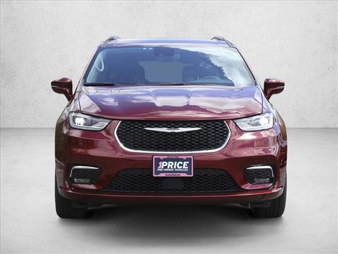 Used 2022 Chrysler Pacifica Touring-L AWD/4WD image 2