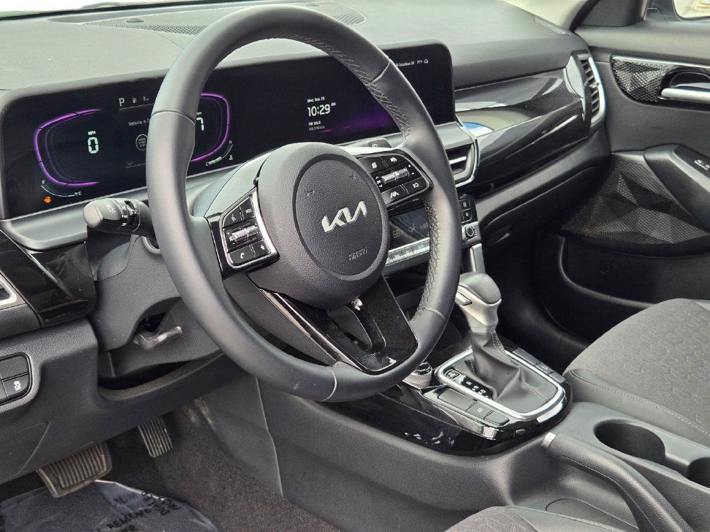 Certified 2025 Kia Seltos S FWD image 17