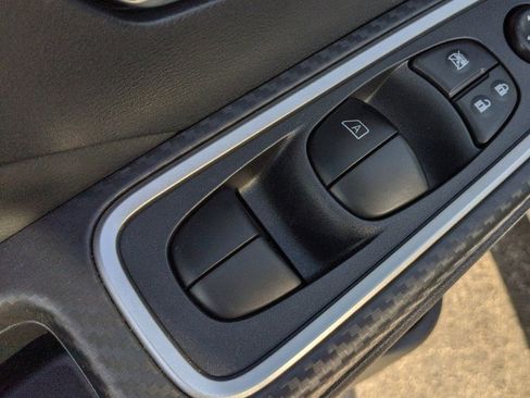 New 2025 Nissan Versa SR w/ Trunk Package image 19