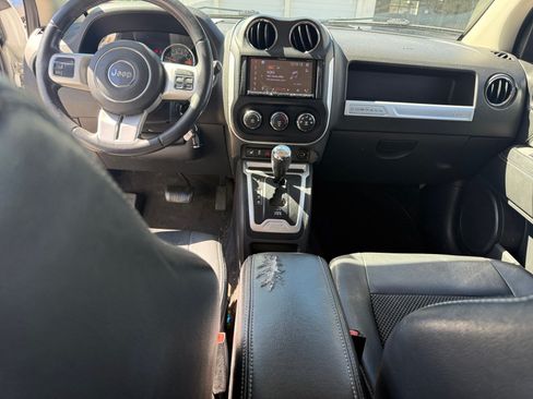 Used 2017 Jeep Compass Latitude FWD image 19
