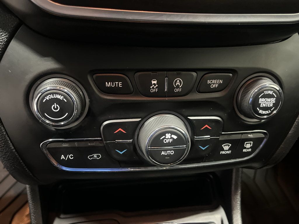 Used 2020 Jeep Cherokee Trailhawk AWD/4WD image 28