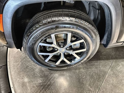 Used 2024 Jeep Grand Cherokee L Limited w/ Luxury Tech Group II image 10