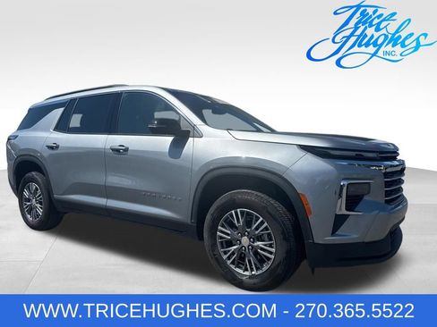 Used 2025 Chevrolet Traverse LT FWD image 1