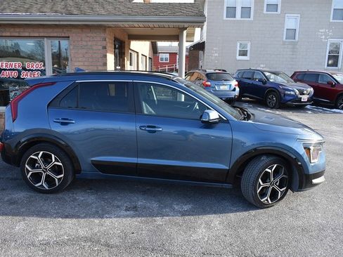 Used 2025 Kia Niro EX Touring image 2