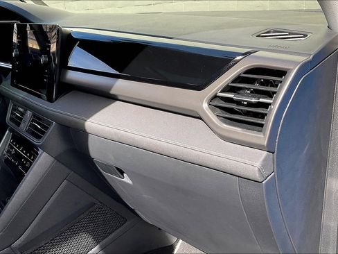 Certified 2025 Volkswagen Taos SE image 16