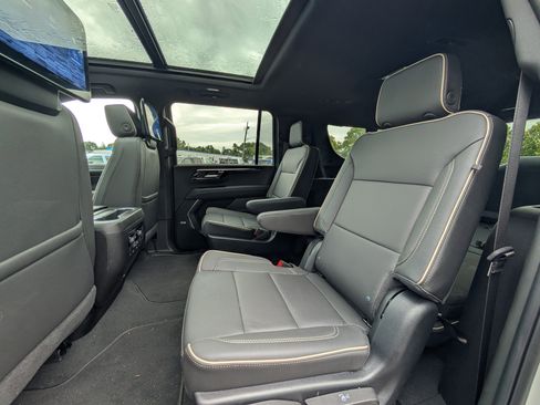 New 2025 Chevrolet Suburban Premier image 29