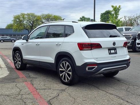 Used 2024 Volkswagen Taos SE FWD image 2