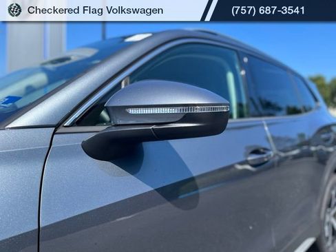Used 2025 Volkswagen Tiguan SE FWD image 2