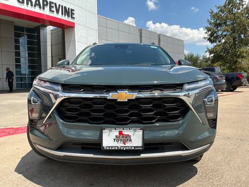 Used 2025 Chevrolet Trax LT w/ LT Convenience Package FWD image 3