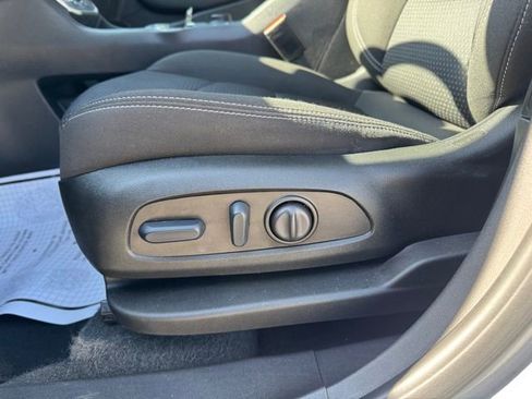 Used 2024 GMC Terrain SLE w/ Driver Convenience Package image 10