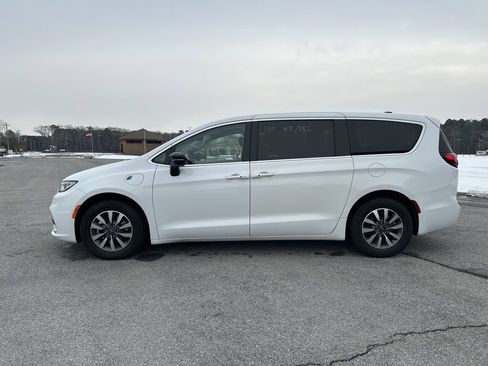 Used 2024 Chrysler Pacifica Select image 8