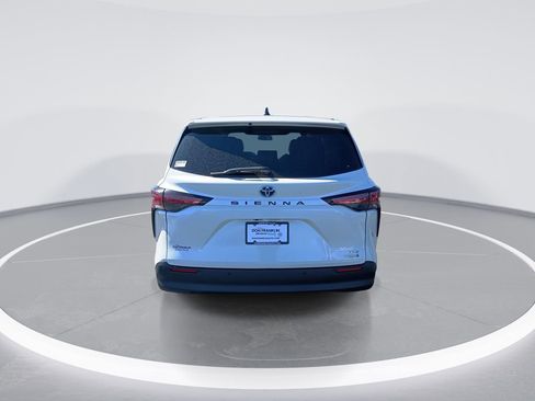 Used 2021 Toyota Sienna XLE image 7