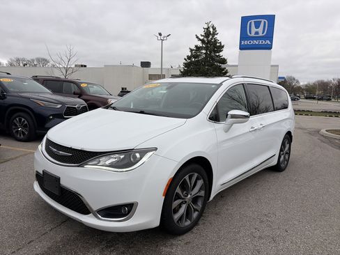 Used 2018 Chrysler Pacifica Limited w/ Tire & Wheel Group FWD image 1