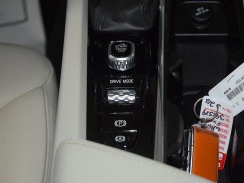 Used 2020 Volvo V60 T5 Momentum w/ Premium Package image 30