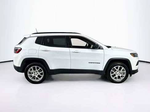 Used 2023 Jeep Compass Latitude AWD/4WD image 4