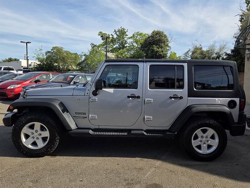 Used 2018 Jeep Wrangler Unlimited Sport S AWD/4WD image 3