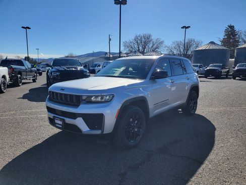 New 2026 Jeep Grand Cherokee Altitude image 14