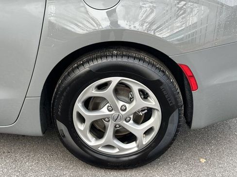 Certified 2024 Chrysler Pacifica Limited image 26