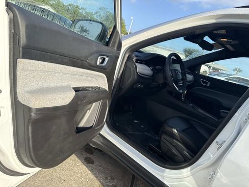 Certified 2024 Jeep Compass Latitude image 16