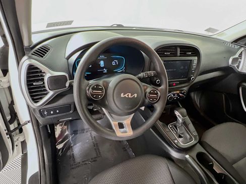 Used 2025 Kia Soul LX w/ LX Technology Package FWD image 11