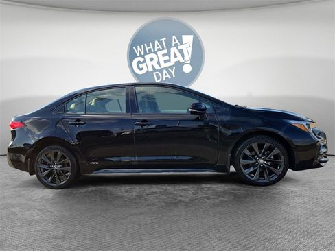 Used 2023 Toyota Corolla SE image 2