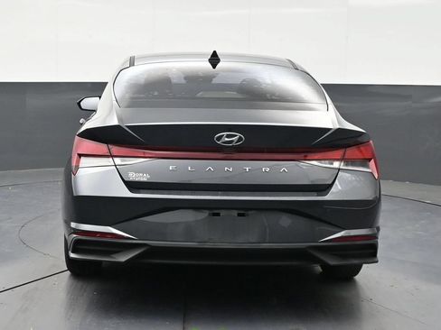 Used 2021 Hyundai Elantra SE FWD image 4