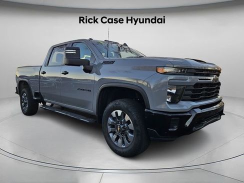 Used 2024 Chevrolet Silverado 2500 Custom w/ Custom Value Package image 9