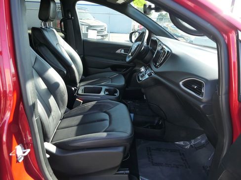 Used 2025 Chrysler Pacifica Select image 24