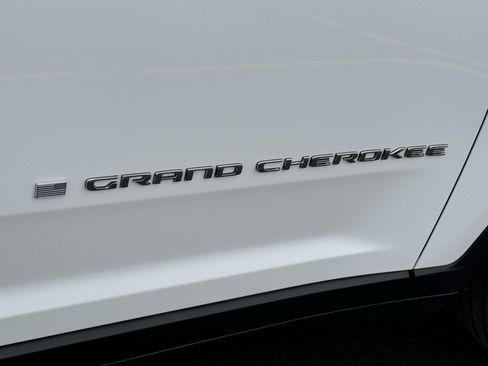 Used 2024 Jeep Grand Cherokee Limited image 32