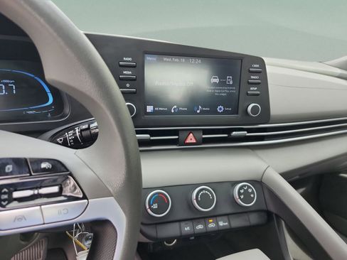 Certified 2024 Hyundai Elantra SE image 12