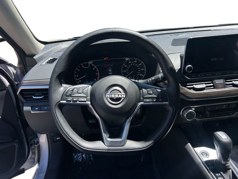 Used 2024 Nissan Altima 2.5 SV FWD image 12