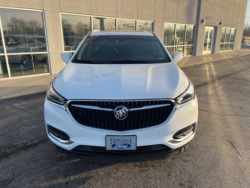 Used 2019 Buick Enclave Essence image 2