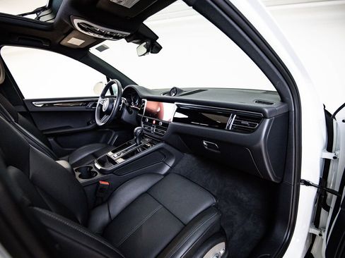 Certified 2026 Porsche Macan AWD/4WD image 28
