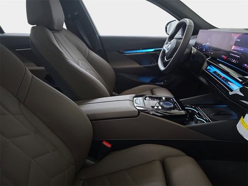 Used 2025 BMW i5 xDrive40 w/ Premium Package image 11