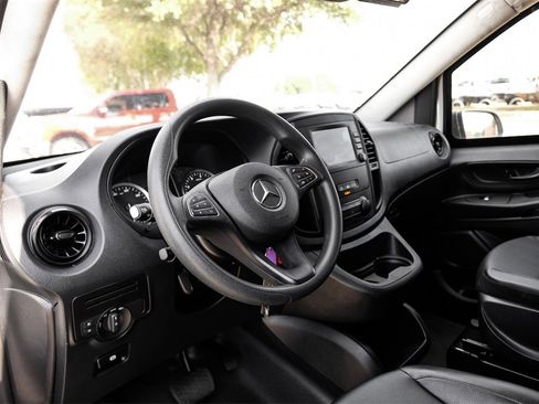 Used 2023 Mercedes-Benz Metris image 2