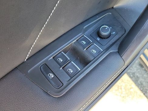 Used 2023 Volkswagen Tiguan SE w/ Panoramic Sunroof Package FWD image 14