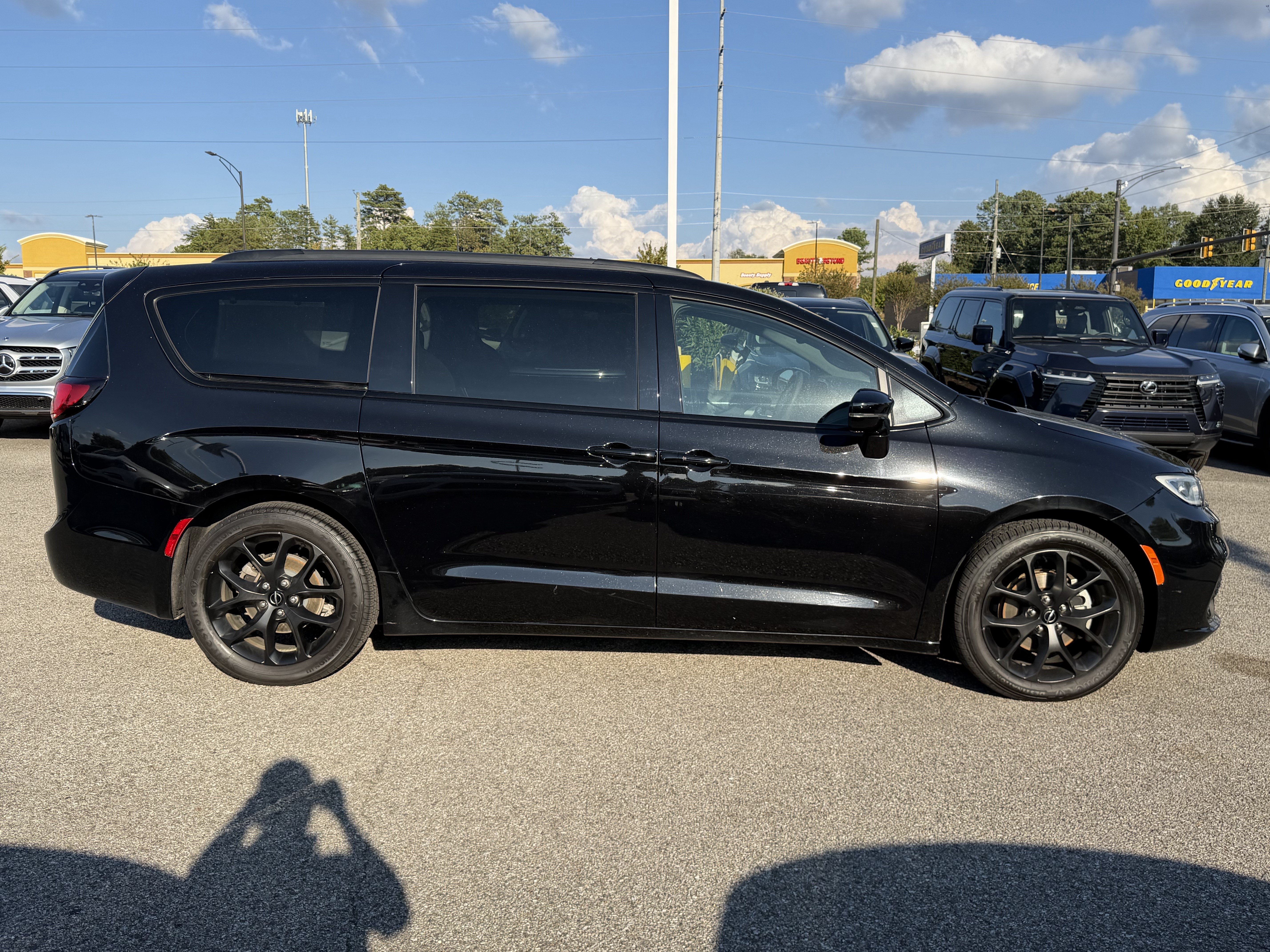 Used 2025 Chrysler Pacifica Limited FWD image 11