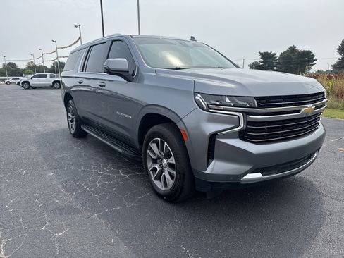 Used 2022 Chevrolet Suburban LT w/ Luxury Package image 7