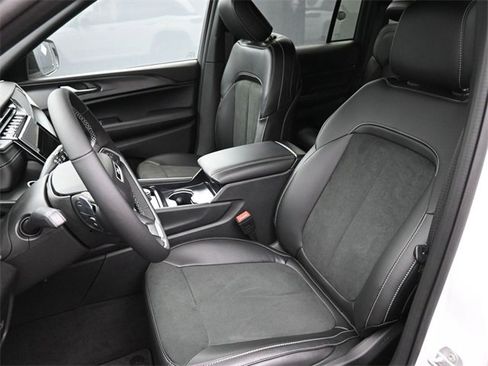 New 2025 Jeep Grand Cherokee Laredo image 13