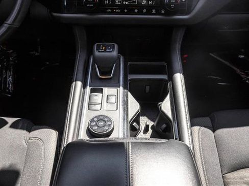 Used 2022 Nissan Pathfinder SV AWD/4WD image 22