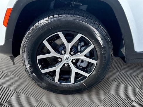 Used 2025 Jeep Grand Cherokee Limited image 33