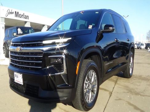 Used 2025 Chevrolet Traverse LT image 2