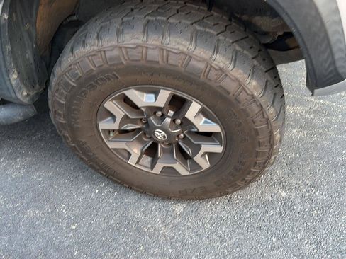 Used 2019 Toyota Tacoma TRD Off-Road AWD/4WD image 7