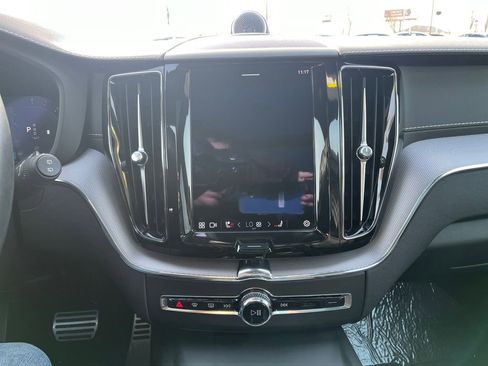 Used 2022 Volvo XC60 B6 R-Design image 26