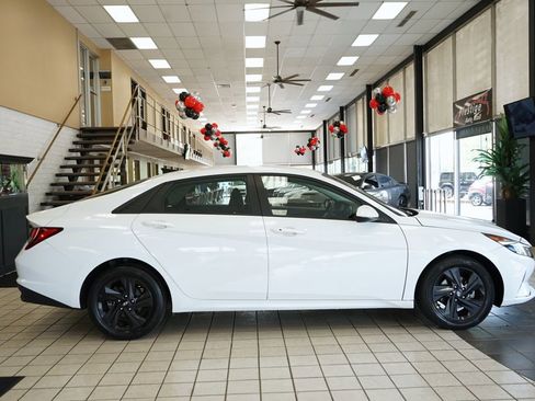 Used 2021 Hyundai Elantra SEL w/ Convenience Package FWD image 16