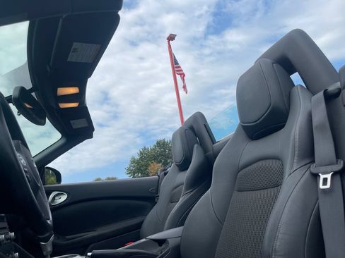 Used 2017 Nissan 370Z Touring RWD image 19